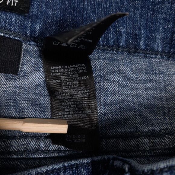 Axcess Women's Size 12 Straight Relaxed Fit Denim Capris MId-Rise Medium Wash - Picture 8 of 11